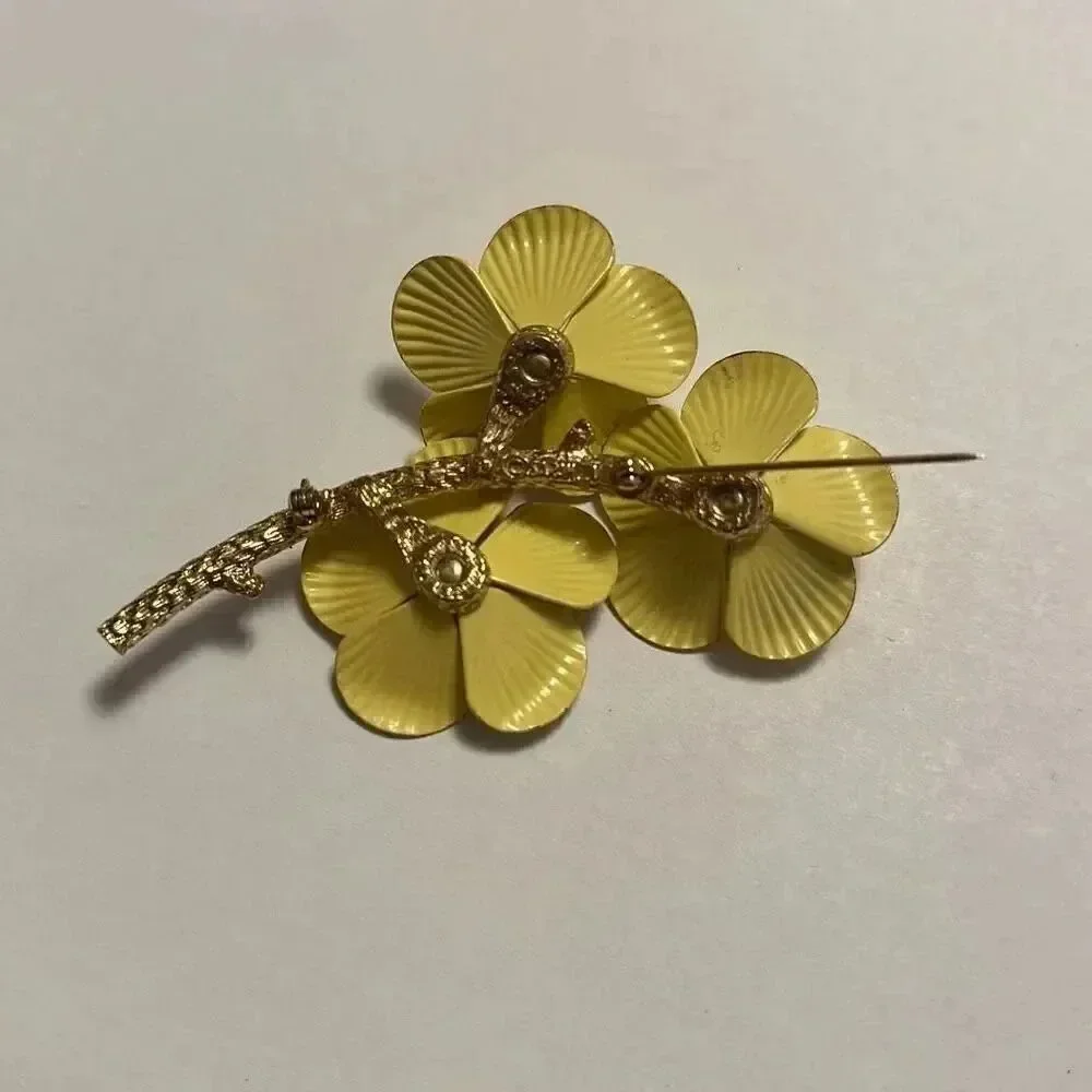 Vintage Sarah Coventry Brooch Enamel Yellow Flower Metal Blossoms - Picture 6 of 7